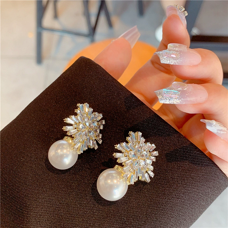 Серебряная игла, модные серьги из жемчуга, цветы, стиль легкой роскоши, тренд сезона, стиль высокого класса, оптом