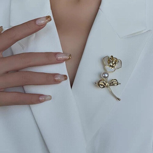 Autumn and winter rose brooches, high-end women's high-end corsage jewelry, anti-exposure silk scarf buckles, pins, clothing accessories wholesale