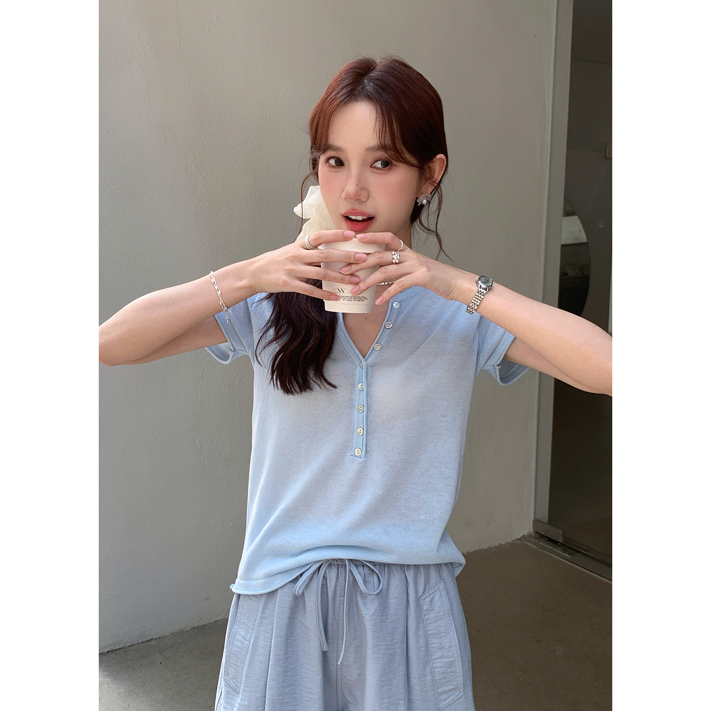 Yier Shirt, Lightweight Feel, Small V-Neck, Slightly See-Through, Comfortable Fit, Regular Shoulder T-Shirt for Women, New Summer Short-Sleeve Top Ye0144