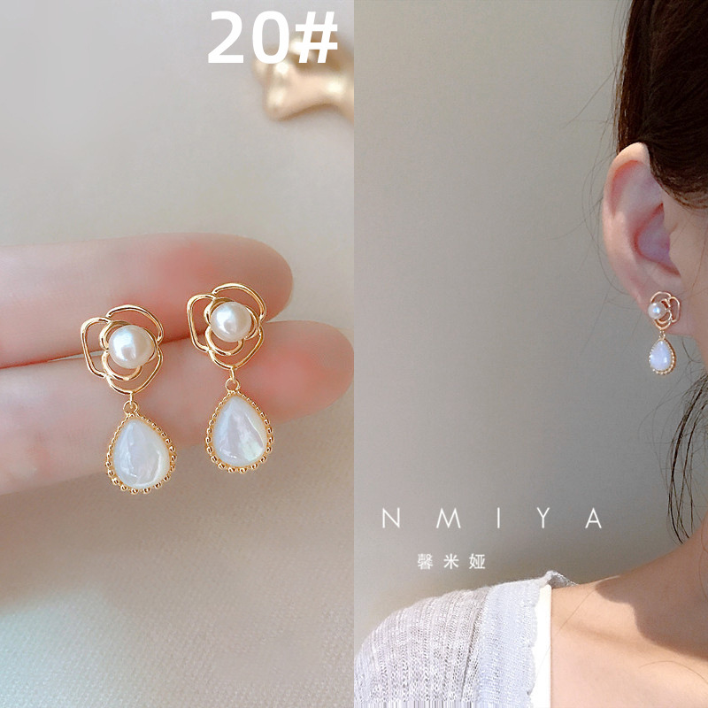 Mosquito bobina clip de oreja sin oreja de alto grado de luz pendientes de perlas de lujo pendientes retro de las mujeres pendientes de metal elegante