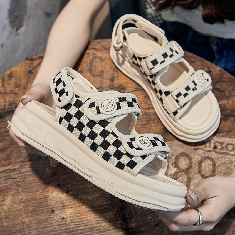 2024 nuevas sandalias deportivas de las mujeres estilo Chanel Velcro estudiante plataforma punta abierta moda Plaid playa zapatos moda mujer