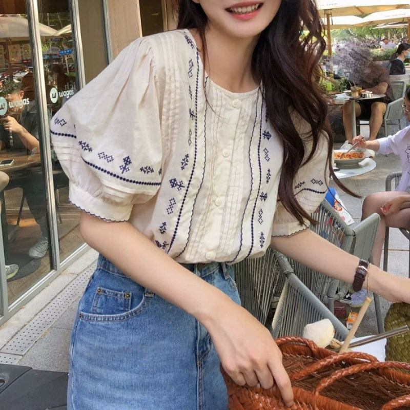2025 новые летние женские ретро-топы синие с вышивкой плиссированные свободные облегающие с круглым вырезом и пышными рукавами для женщин