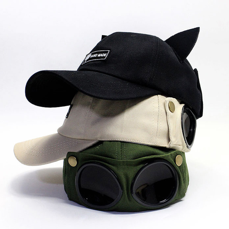 Simpatico con orecchie di gatto (pane al vapore a forma di orecchie di gatto), occhiali da aviatore, occhiali da sole primaverili ed estivi da baseball, lingua d'anatra_voghion.com