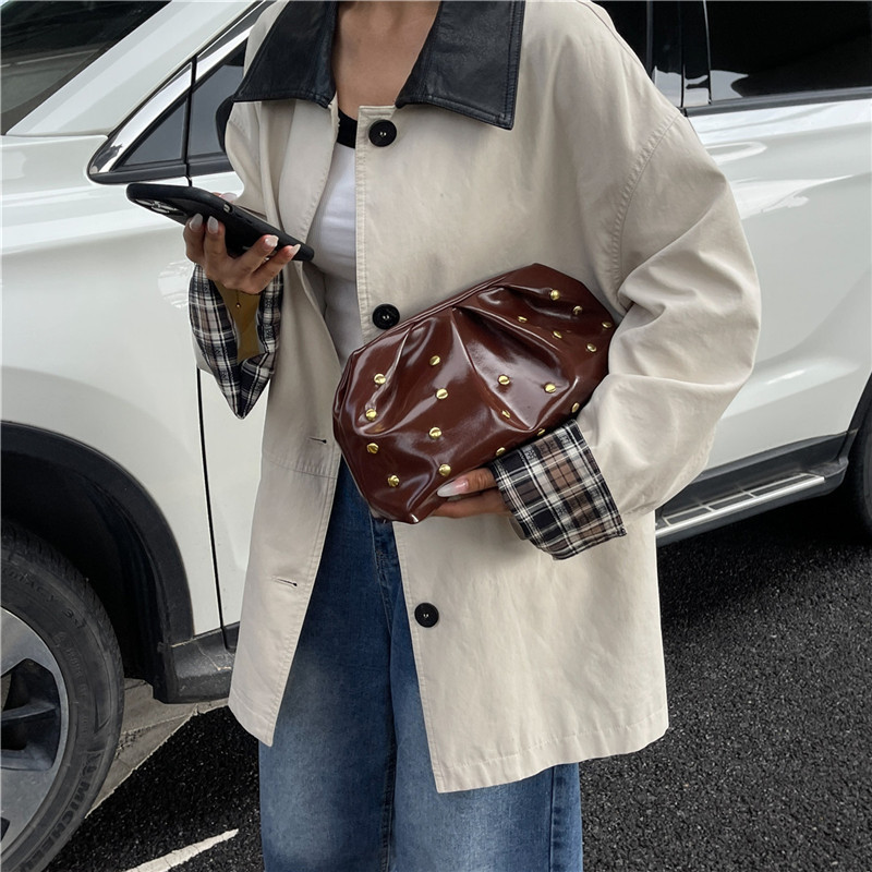 Bolsos populares transfronterizos de mujeres 2025, bolsos de nuevo estilo, bolsos de remaches, bolsos de hombro, bolsos de mujer