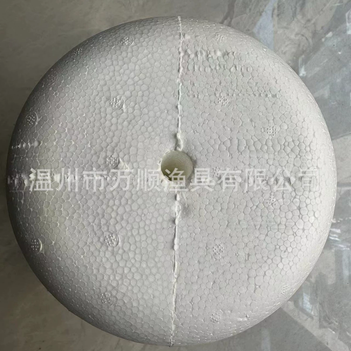 Пузырьковый поплавок блокируют реку в живописной местности