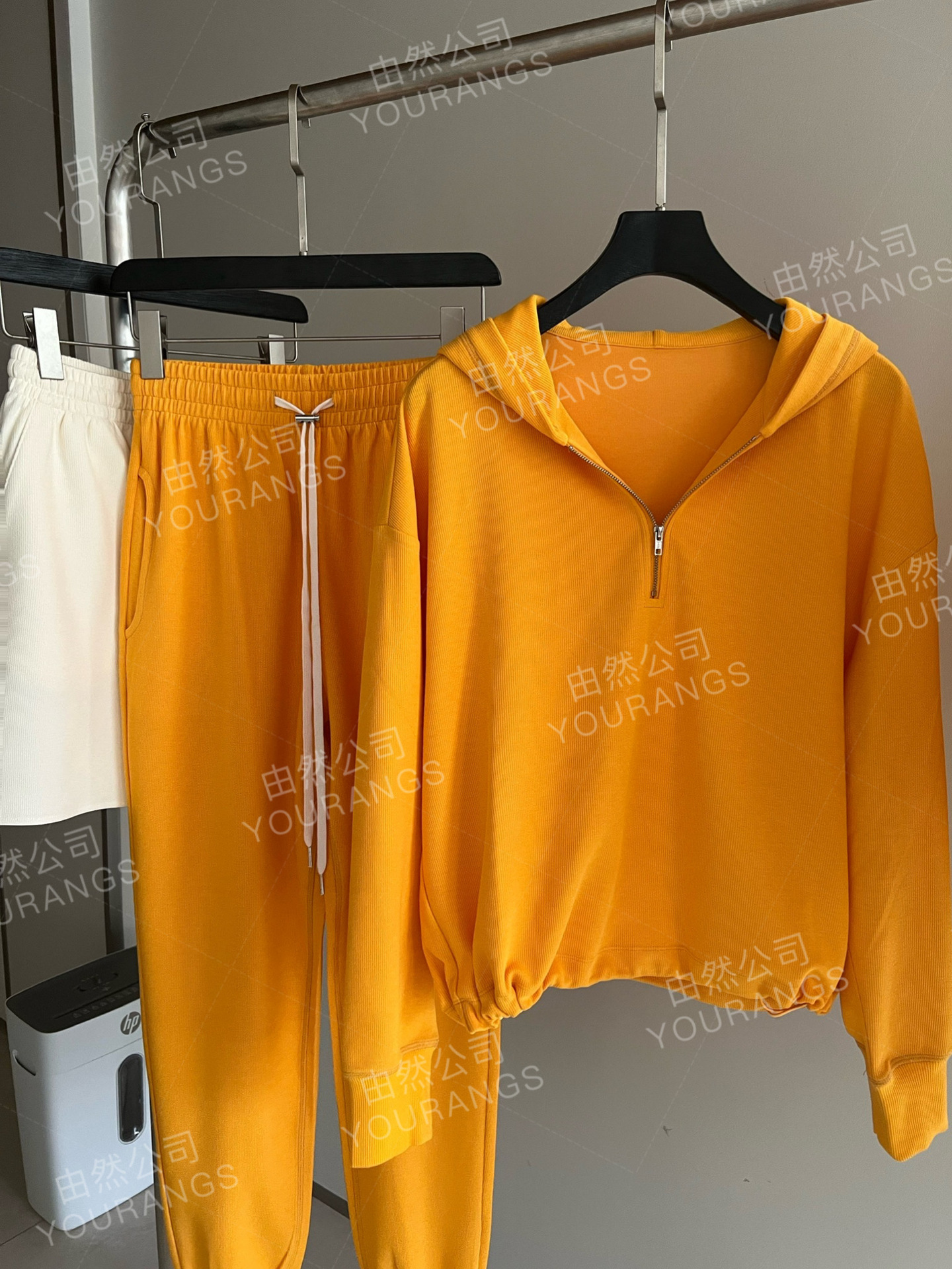 망고 옐로우 (위)