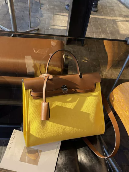Fashionable Women's Canvas Bag, Simple and Trendy, Versatile Shoulder Bag, Commuter High-End Handbag, Kelly Bag