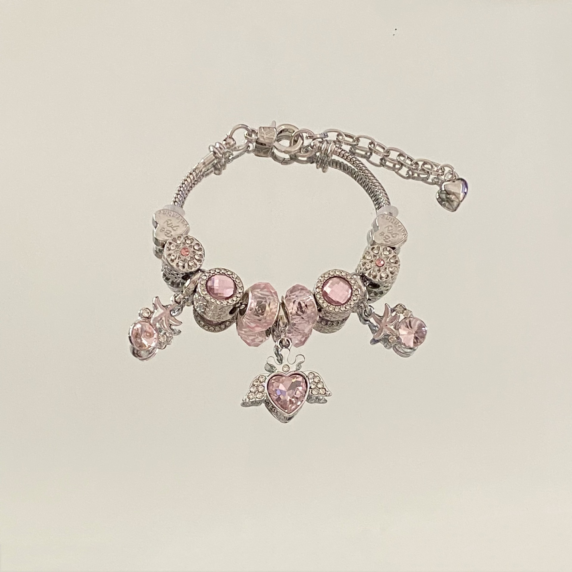 Bracciale a cuore con angelo in perle di vetro rosa e zircone_voghion.com