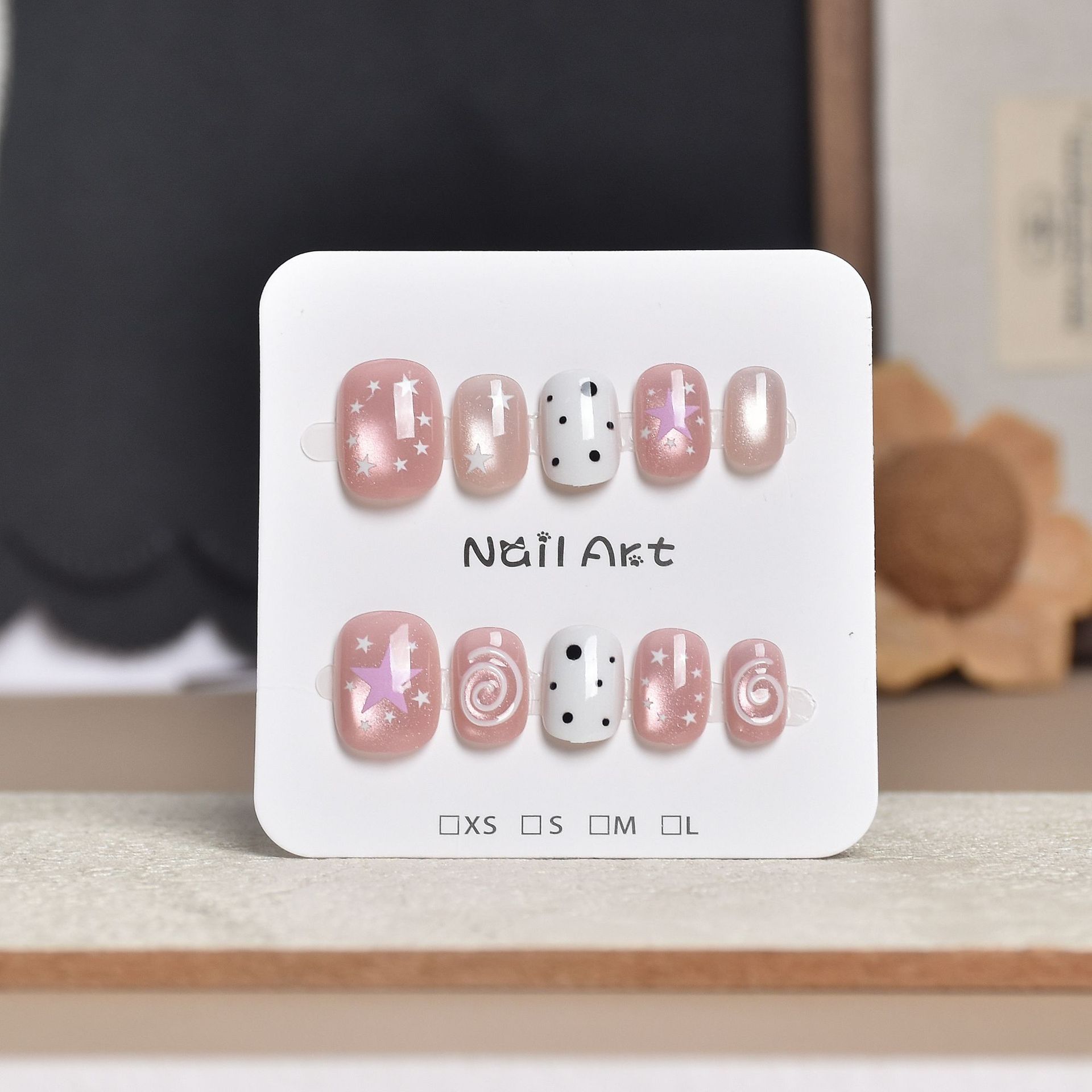 Uñas postizas francesas con diseño floral dorado, estilo ojo de gato, cortas y desmontables, producto de alta gama para arte de uñas 2026.