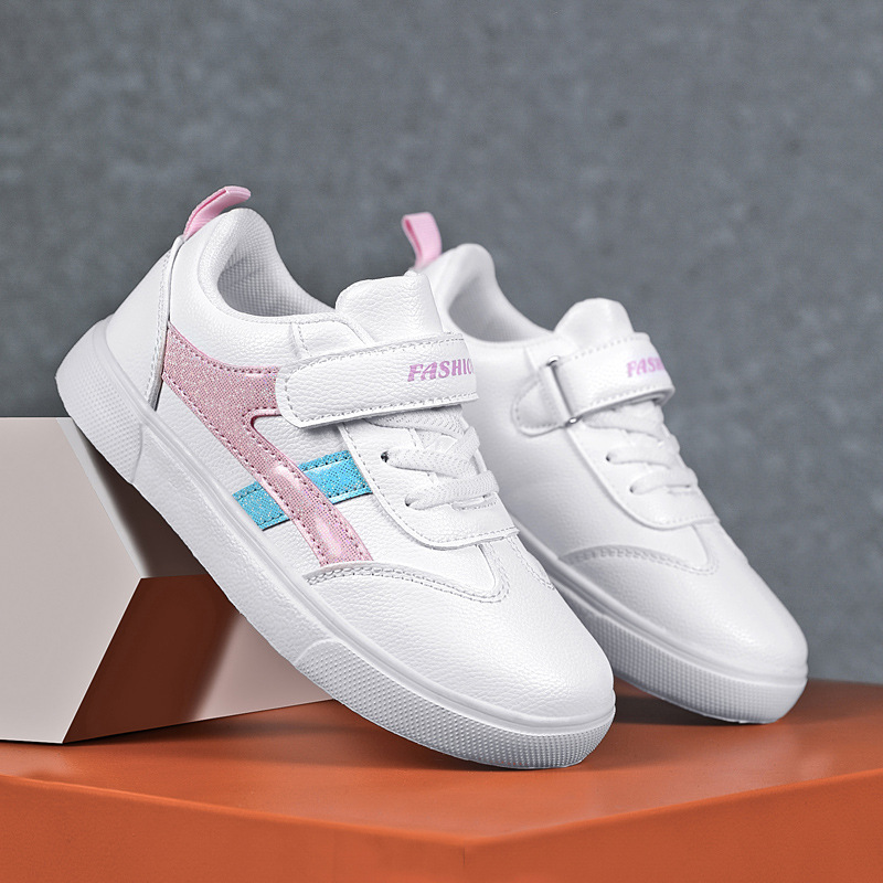 Zapatos blancos para niños zapatos deportivos de niñas 2024 primavera y otoño nuevos zapatos de red transpirables estudiantes de cuero impermeable zapatos de skate