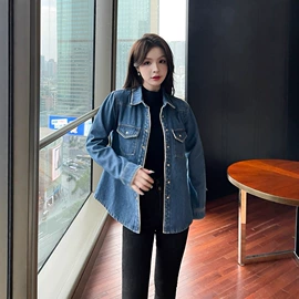 女式衬衫;连衣裙;女士牛仔外套