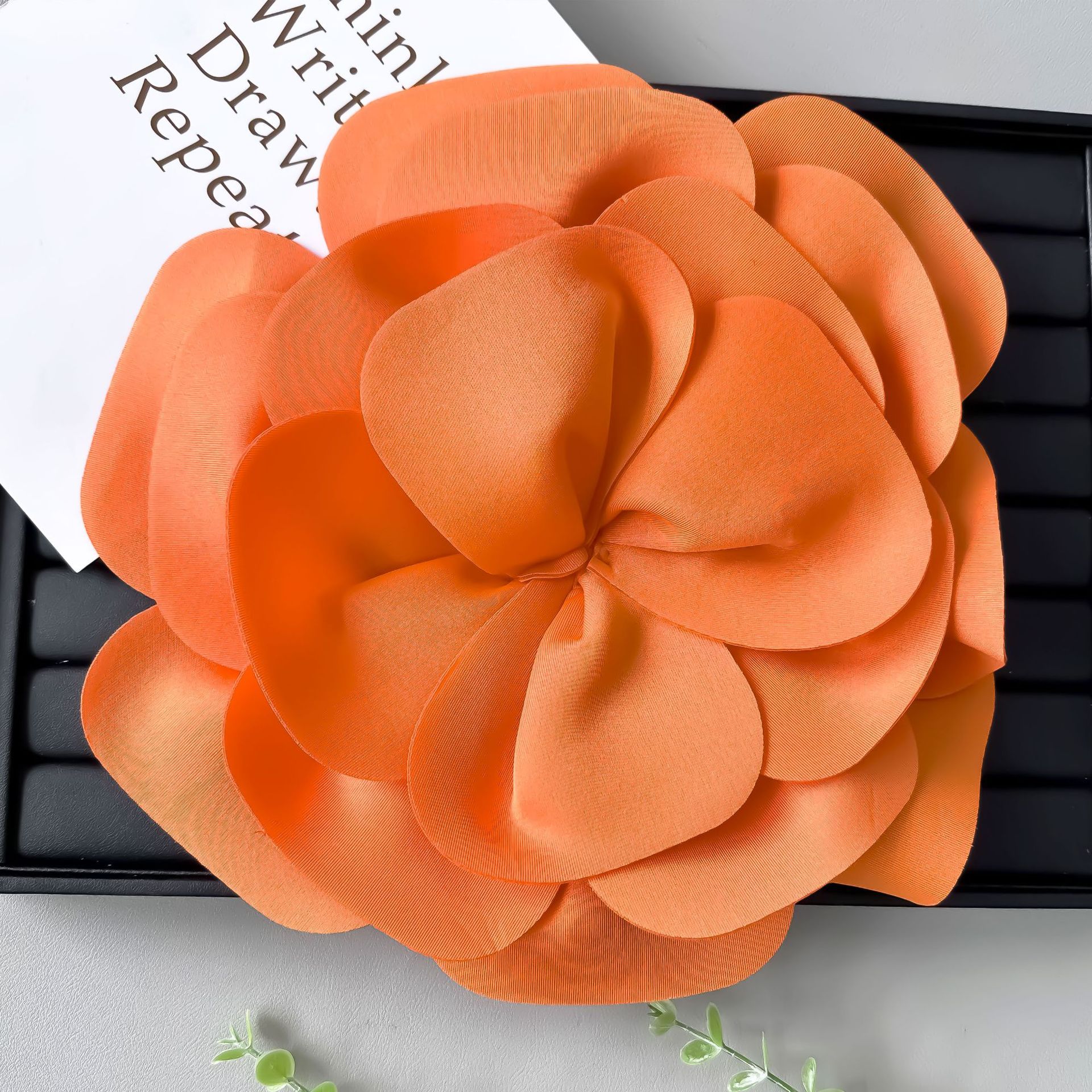 Nuevo corsage de flores tridimensional versátil en tela, accesorios para vestidos de novia, disfraces de espectáculo, trajes de baile y decoraciones cosidas a mano.