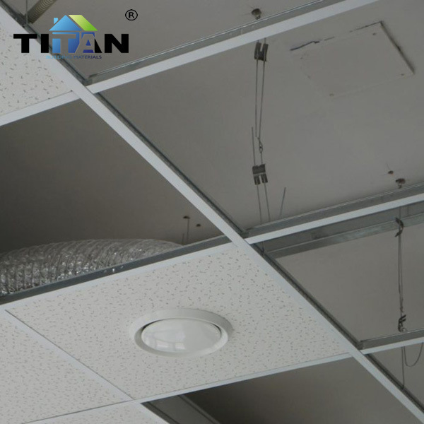 Fabricante de chorro de arena de pelo recto RH98 alta resistencia a la humedad y a la caída tablero de lana mineral absorbente de sonido 600*600 techo decorativo
