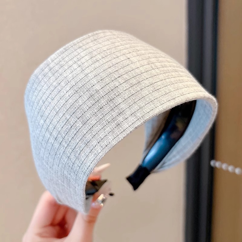 Diadema de gamuza de ala ancha retro gris para mujer 2025 nuevo estilo de gama alta otoño e invierno cabello de presión superior del cráneo alto para lavarse la cara diadema