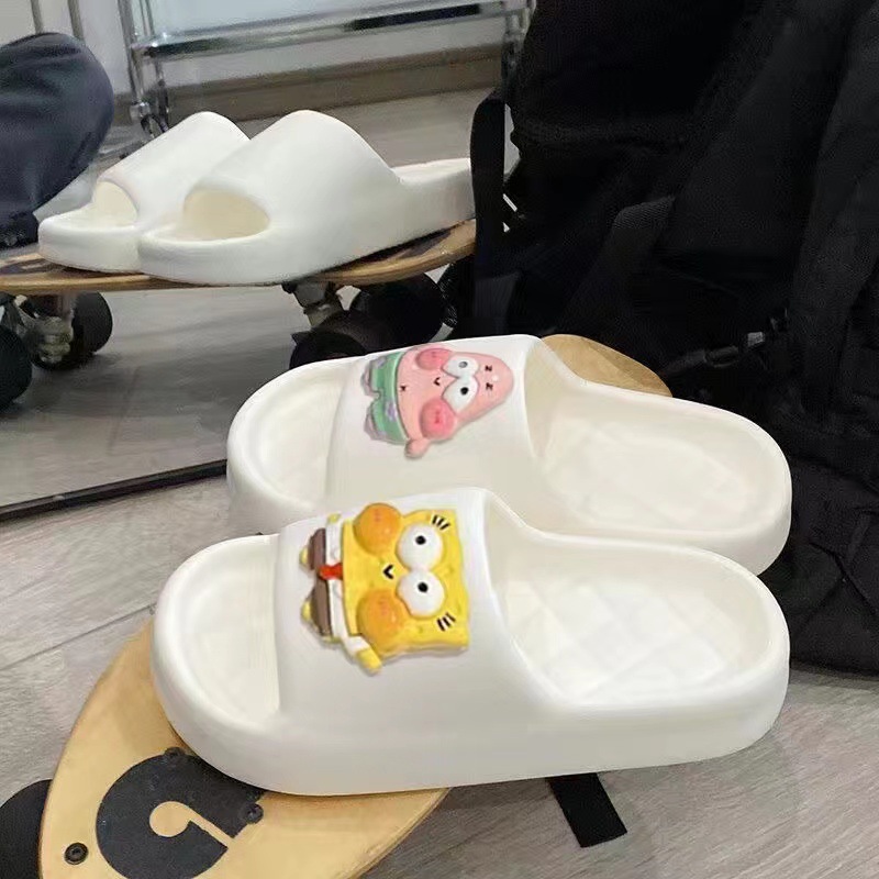 Hermosas zapatillas de pato grueso para mujeres de verano para usar anti-deslizante dibujos animados casa baño pareja zapatillas frías