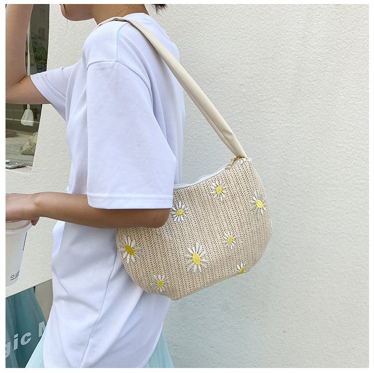 Korean Casual Chrysanthemum Shoulder Straw Woven Bucket Bag Wholesale display picture 2