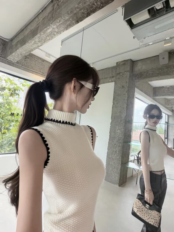 Korean-style color-blocked wavy edge half-high collar sleeveless knitted vest for women, summer slim-fit, elegant and flattering base vest Korean-style color-blocked wavy edge half-high collar sleeveless knitted vest for women, summer slim-fit, elegant and flattering base vest