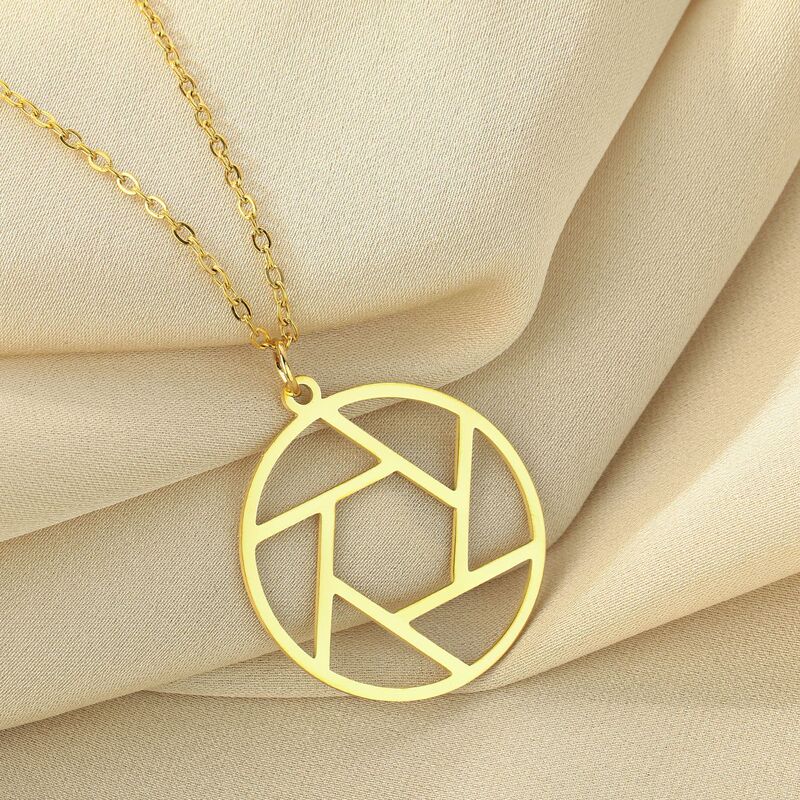 Stainless steel camera iris diaphragm pendant European and American fashion women's necklace jewelry