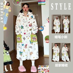 かわいいクレヨンの新しいサンゴのベルベットのパジャマ冬の新しい服は帽子の家の服のパジャマセットを着ることができます