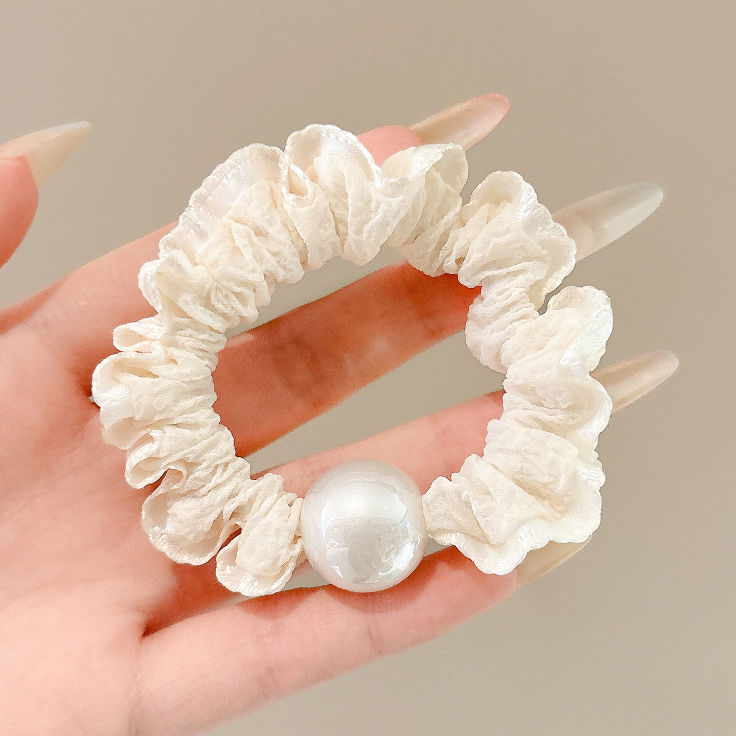5# Coletero de encaje beige con volantes y detalles de perlas, aproximadamente 7 cm