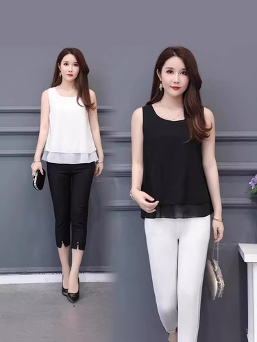 Round collar with loose suspenders and small vest. Spring and summer large size women's chiffon shirt. Sleeveless top. Underlining shirt. Wear outside.