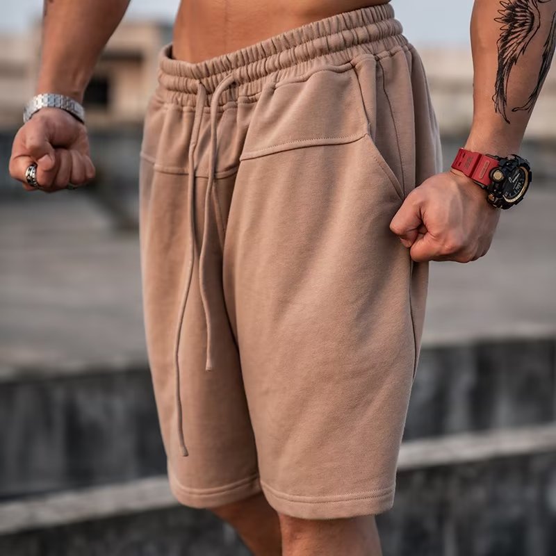 Pantalones cortos casuales de verano sueltos de moda para hombres, pantalones deportivos de cinco puntos verticales rectos de color sólido de color de contraste simple