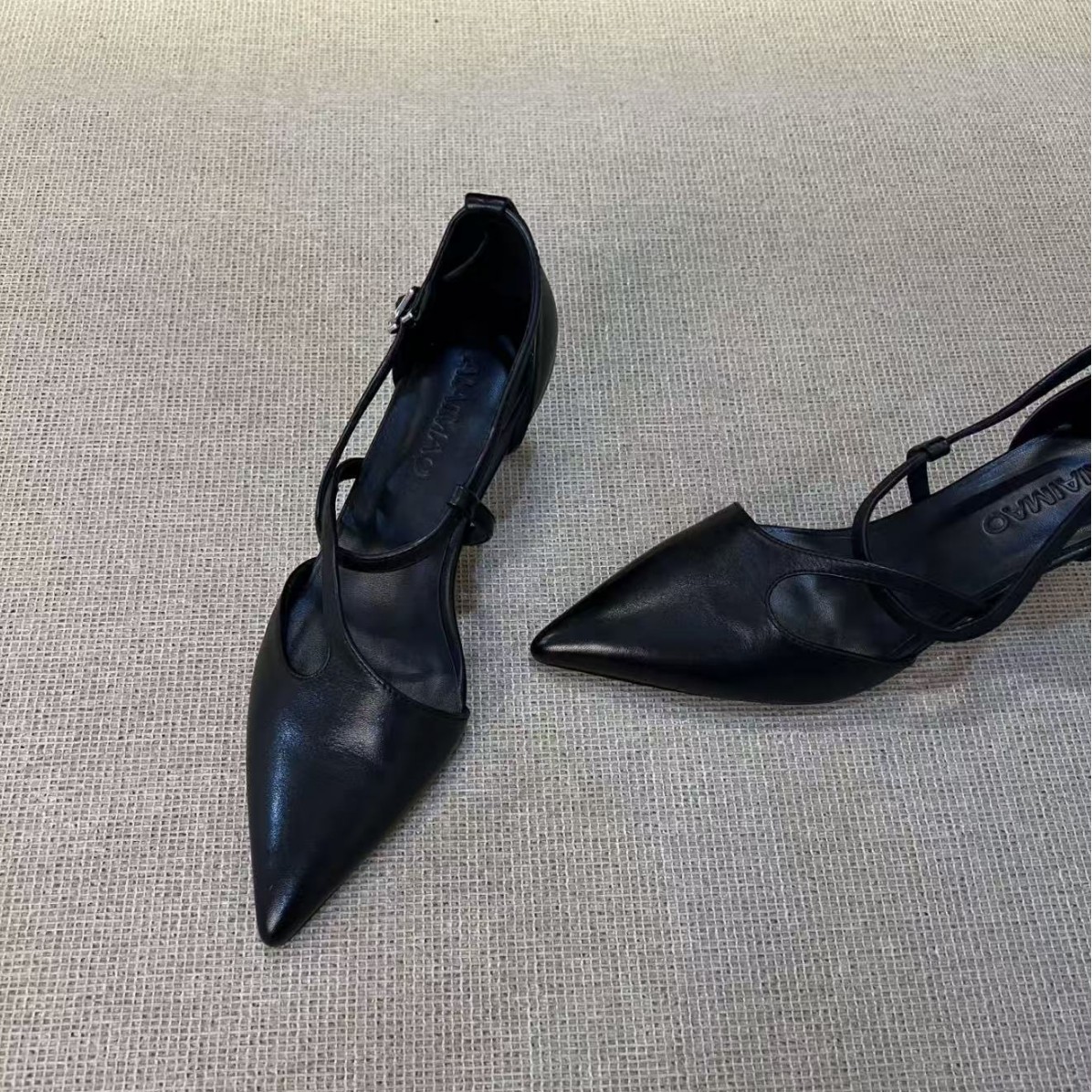 Qadın stiletto ayaqqabı - uclu burun, açıq dizayn, yüksək daban
