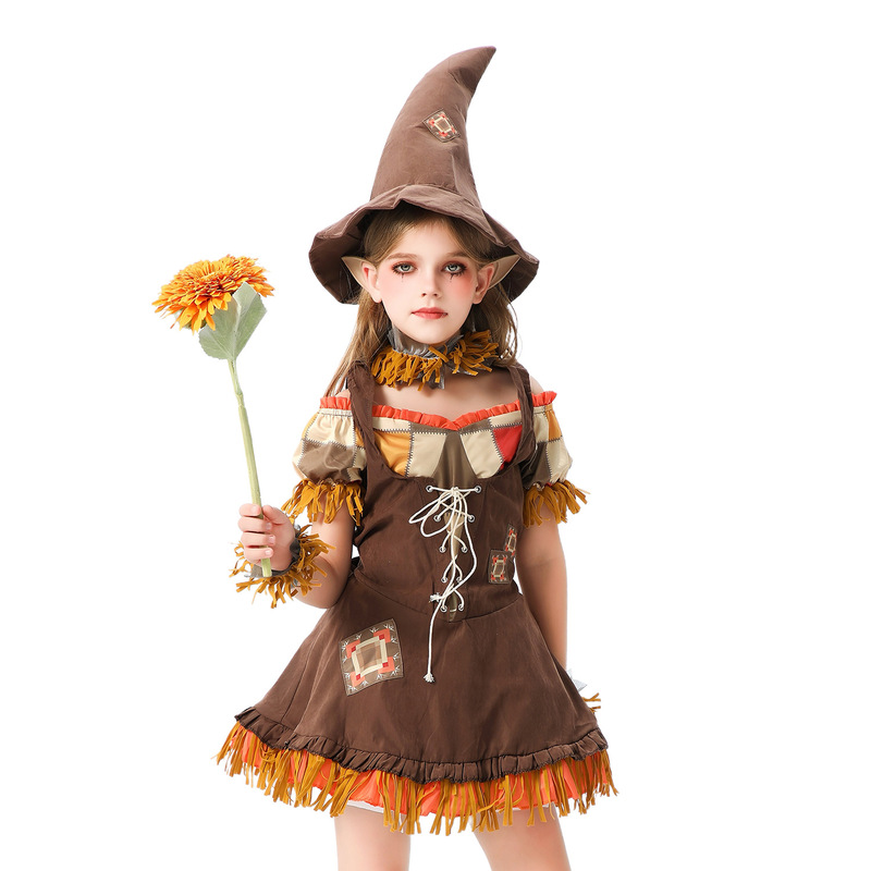 ハロウィーンの子供の服装はかかしの田園農場を飾って女の子の道化師の魔女を飾って服装を披露します。|undefined