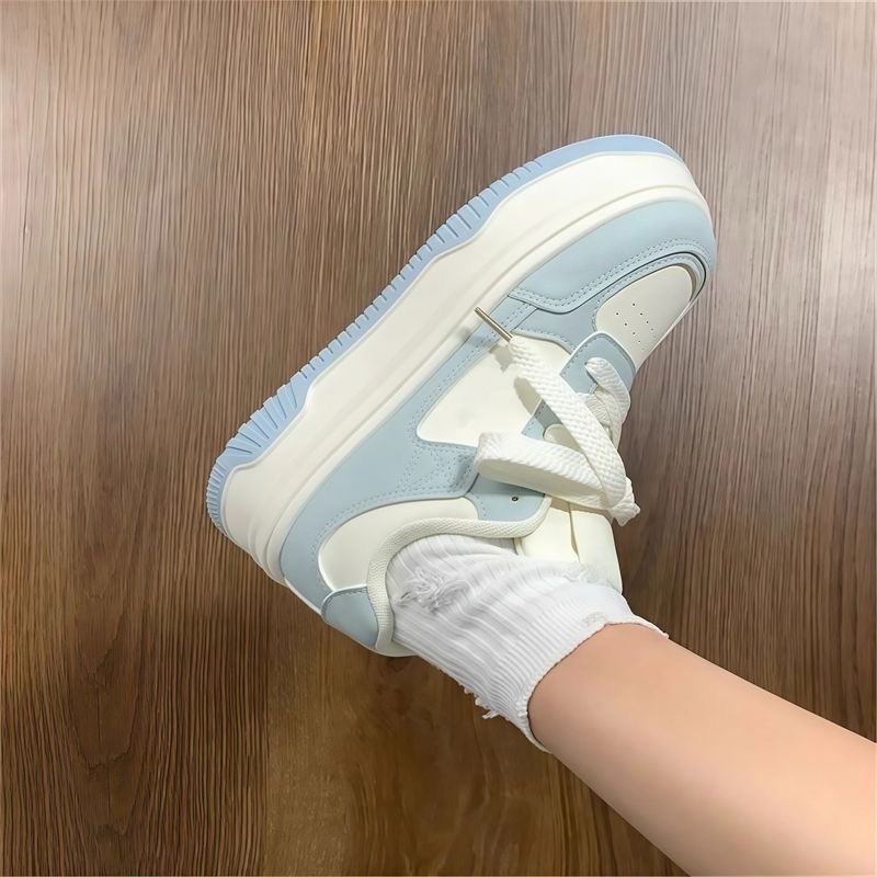 Zapatos blancos de suela gruesa para mujeres 2025 nuevo otoño versátil nicho deportivo original para estudiantes de secundaria baja placa casual zapatos versátiles