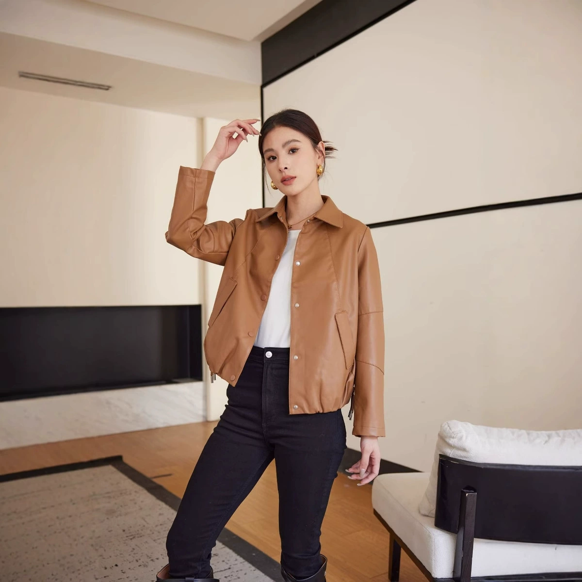 Весенне-осенний стиль, утягивающая женская кожаная куртка среднего возраста, новая модель 2025 года для богатых дам, весенняя кожаная куртка среднего и пожилого возраста.