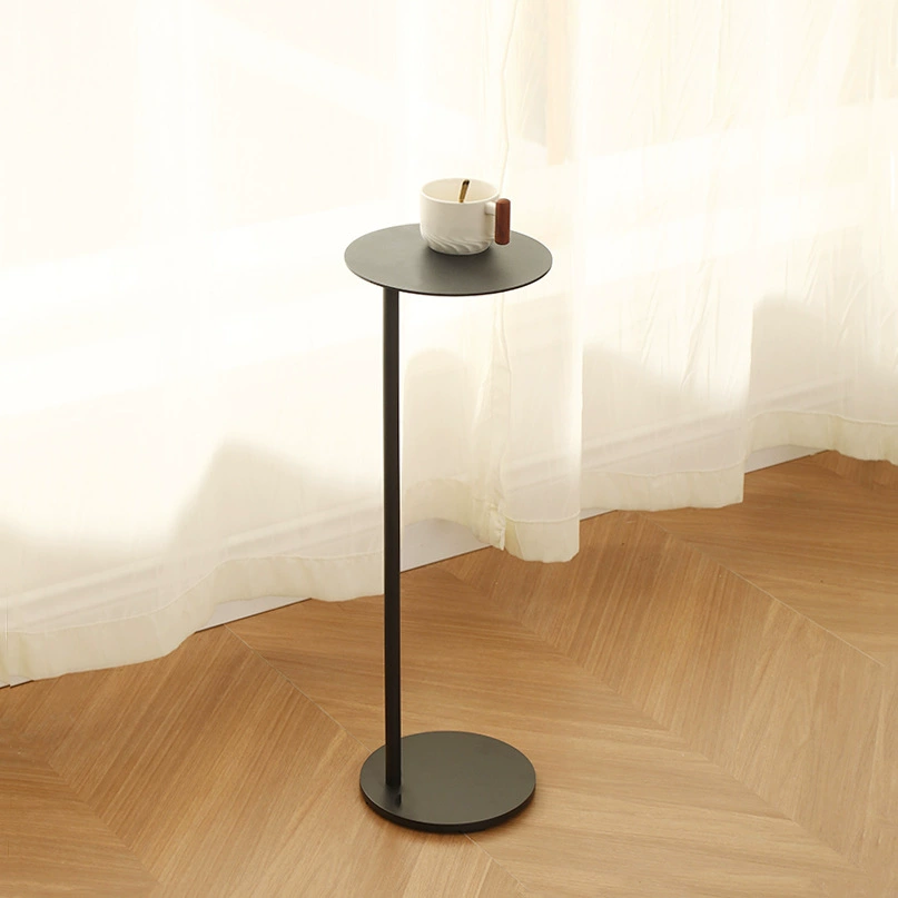 Гостиная, прикроватный узкий угловой столик из цельного дерева, гостиная, спальня, диван, небольшой столик, подвижный, простой, легкий, роскошный, балкон, небольшой журнальный столик