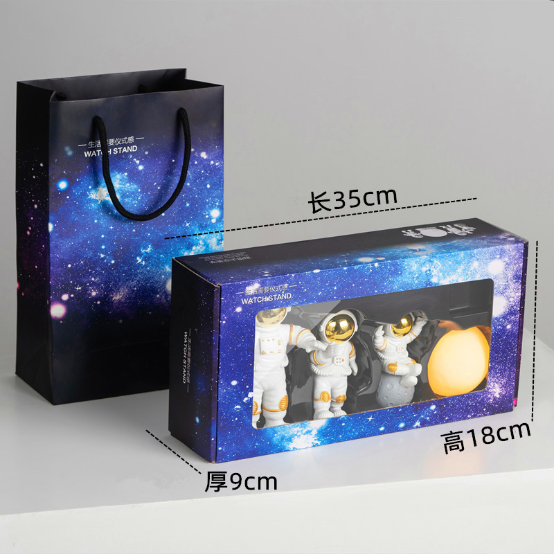 大サイズの宇宙飛行士が宇宙飛行士の客間の部屋の家の酒場の装飾品を飾って贈り物をして卸売りします。|undefined
