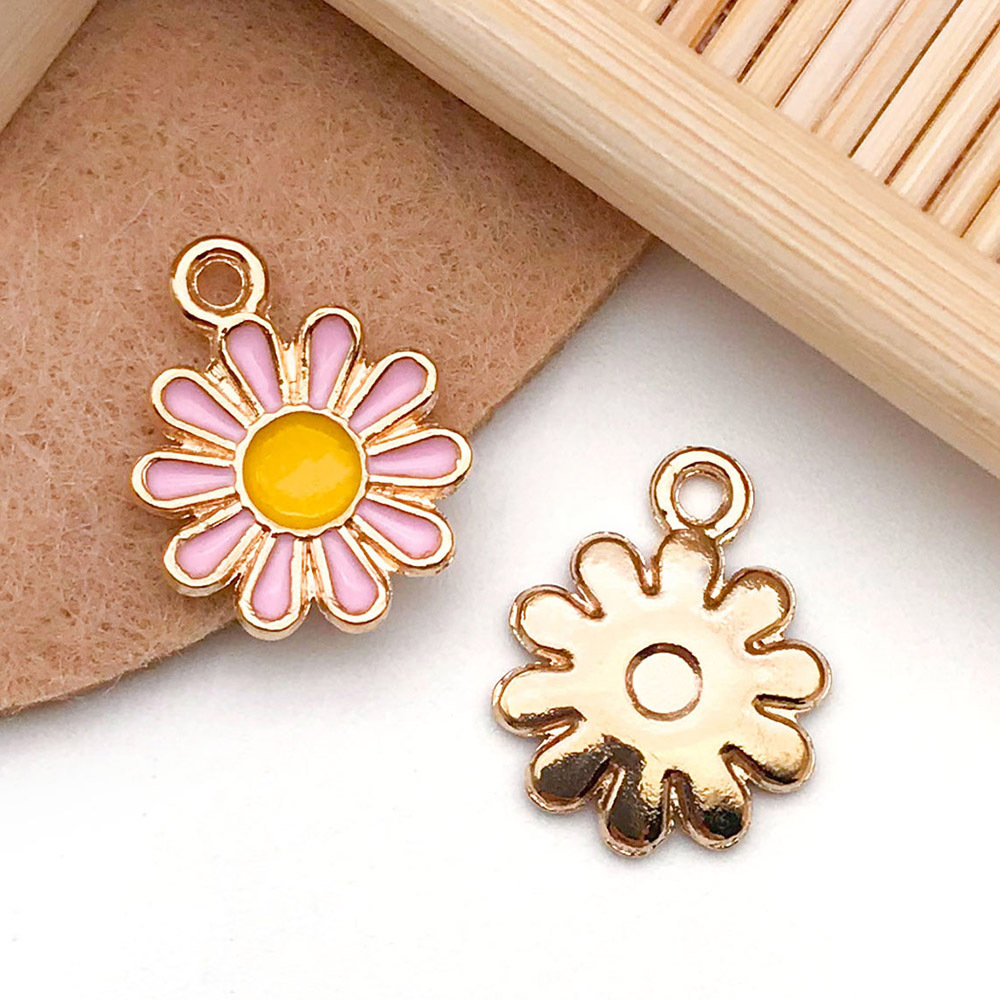 Colgantes esmaltados de flor de cerezo y margarita