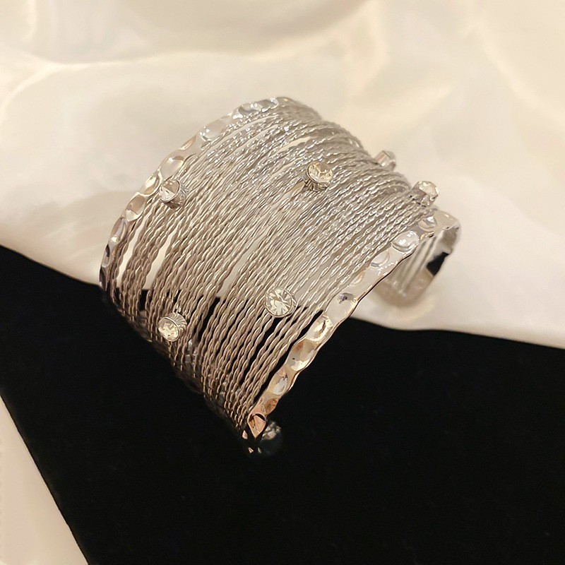 新商品の重工欧米の金属風のブレスレットは精巧で豪華な気質の手環の広い辺の個性の高級感の手飾りの卸売りです。|undefined