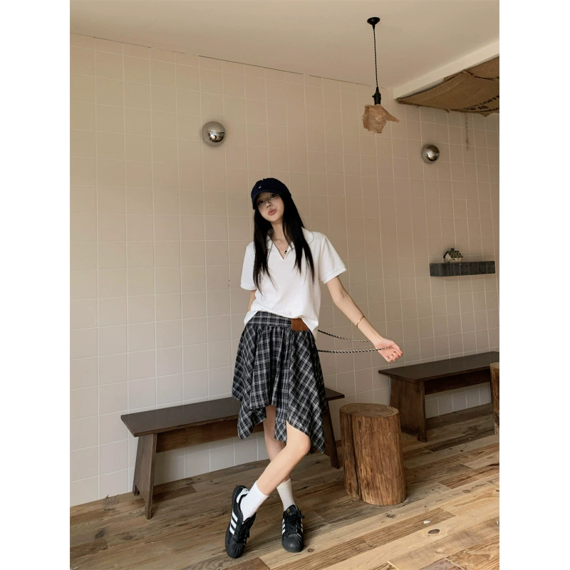 Реальный снимок и реальная цена. Предназначен для свободного и тонкого кроя. белый футболка с короткими рукавами и воротником-поло + асимметричный клетчатый костюм.