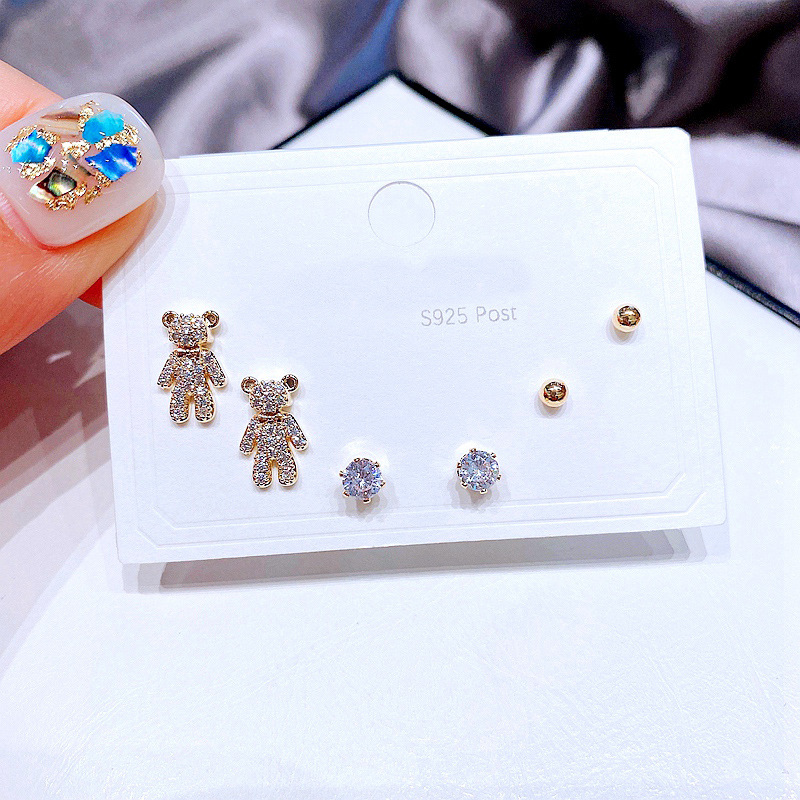 Aguja De Plata De Ley Refinada Zircon Micro Incrustaciones Pequeños Aretes De Oreja Dulce Oso Pequeño Pendientes De Moda Japonesa Y Coreana display picture 1