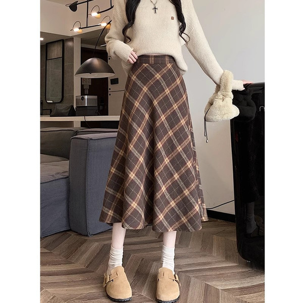 Long retro brown colored woolen autumn demi-season long skirt