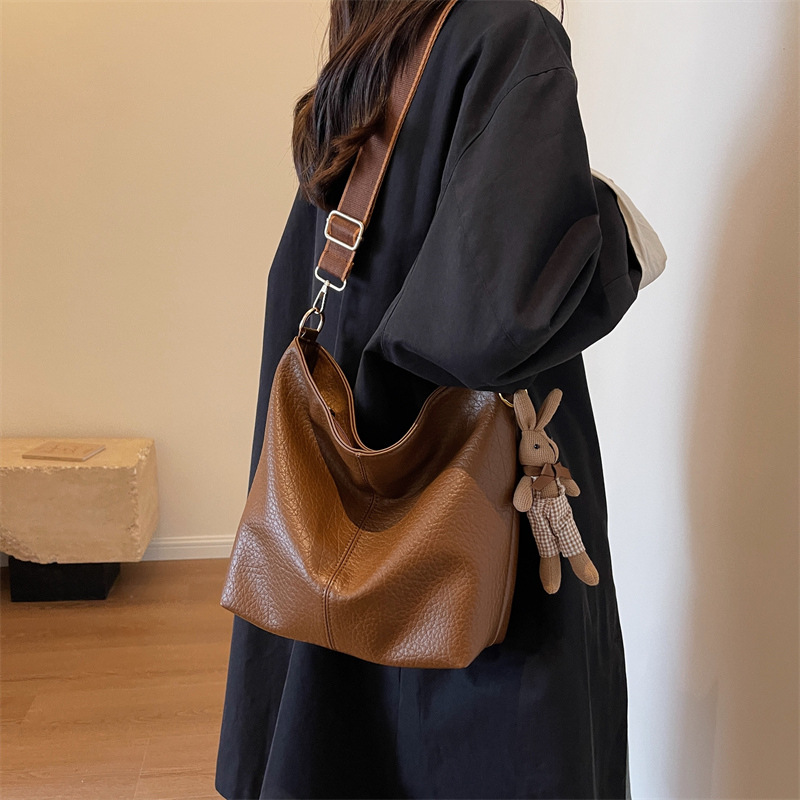 Grande capacità per le donne 2023 Nuova borsa a tracolla versatile con una spalla a banda larga di alta qualità Secchio d'acqua casual_voghion.com