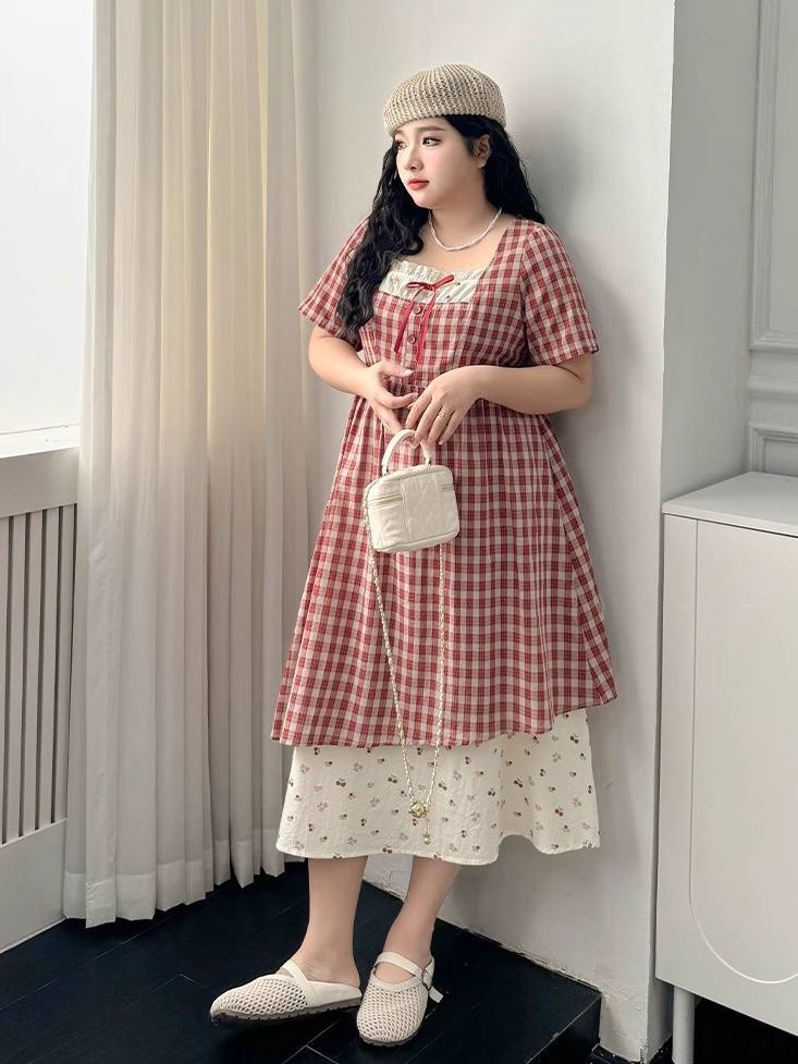 大码女装【田园绮梦】胖显瘦红格子连衣裙蕾丝拼接樱桃碎花裙子