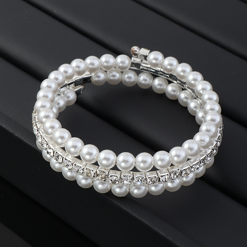 Fashion Geometric Alloy Diamond Women's Bracelets display picture 3