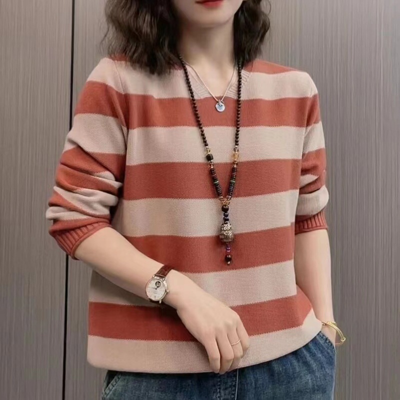 長袖のセーターの女性の早秋の新型のファッションのゆったりしているストライプのニットは年齢を減らして明らかにやせているvネックのニットのお母さんのシャツを現します。|undefined