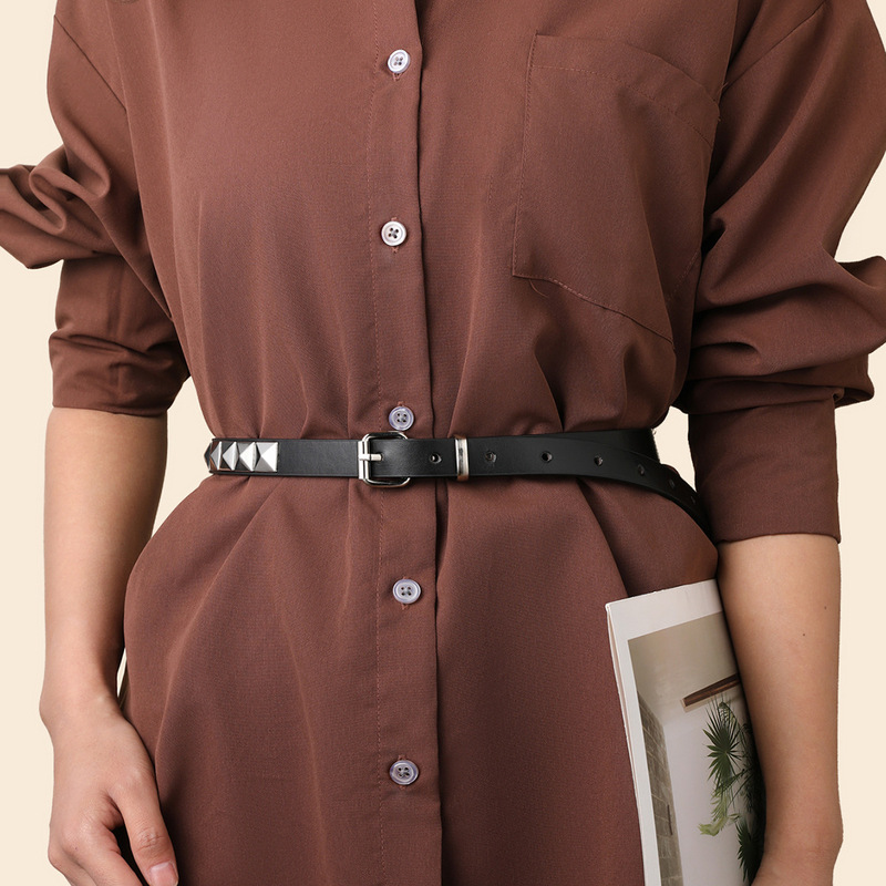 Hot Girl's Sweet and Cool Style Black Leather Belt Shirt with a Cinched Waist Paired with a Decorative Niche Denim Belt Skirt