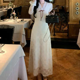 雪缨'法式圣诞穿搭蕾丝针织连衣裙女冬装V领长袖毛衣长裙2025秋冬