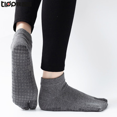 [Cross-border hot sale] Combed cotton 2-toe all-inclusive split-finger socks, dotted yoga socks, non-slip clogs, flip-flops for sports