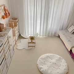 米の白いじゅうたんの客間の純色の写真を撮って撮影します。