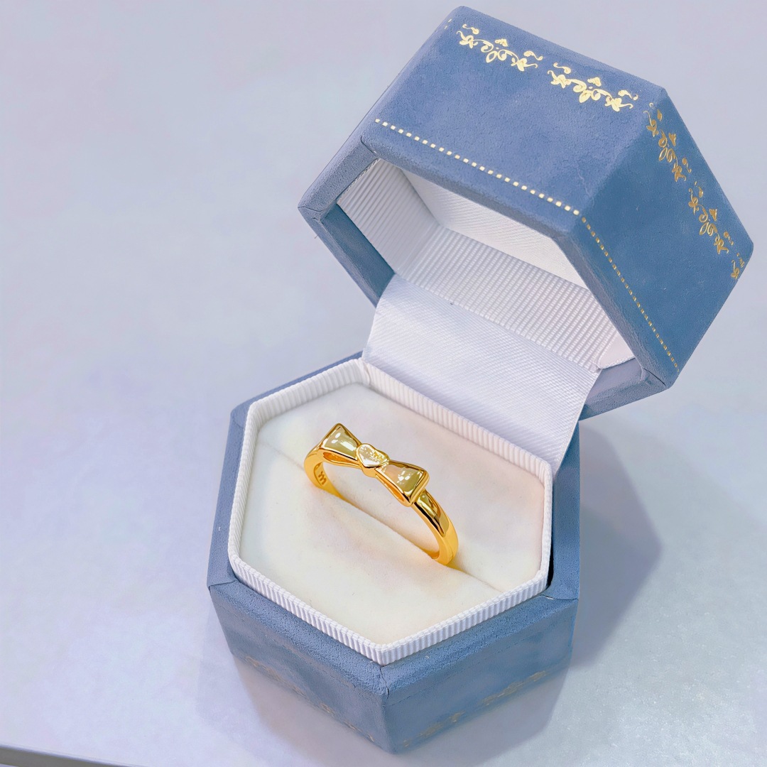 Glossy ring with bow