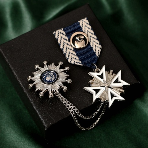 Japanese and Korean navy style metal badge chain men's suit collar brooch collar chain simple light head brooch accessories