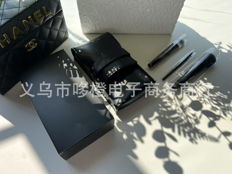 化粧品は化粧用ブラシをプレゼントします。|undefined