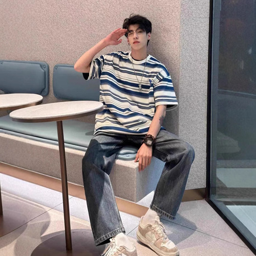 High-end sense of fashion, trendy brand, simple striped short-sleeved t-shirt for men in 2025, casual, loose-fitting, white-toned, regular shoulder top