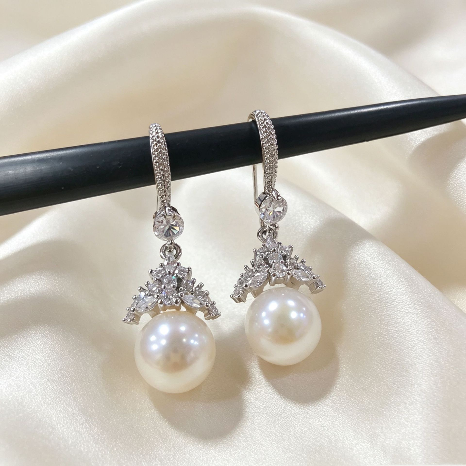 Simple and versatile natural pearl earrings, new ice queen style, exaggerated and unique ear hooks with a high-end design